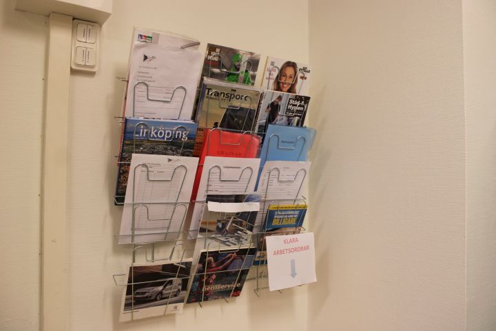 794698-15 Kontorstillbehör - Whiteboard, tidningsställ, brevkorgar, golvfläkt m.m.