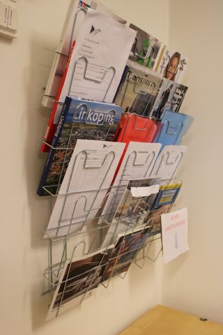 794698-16 Kontorstillbehör - Whiteboard, tidningsställ, brevkorgar, golvfläkt m.m.