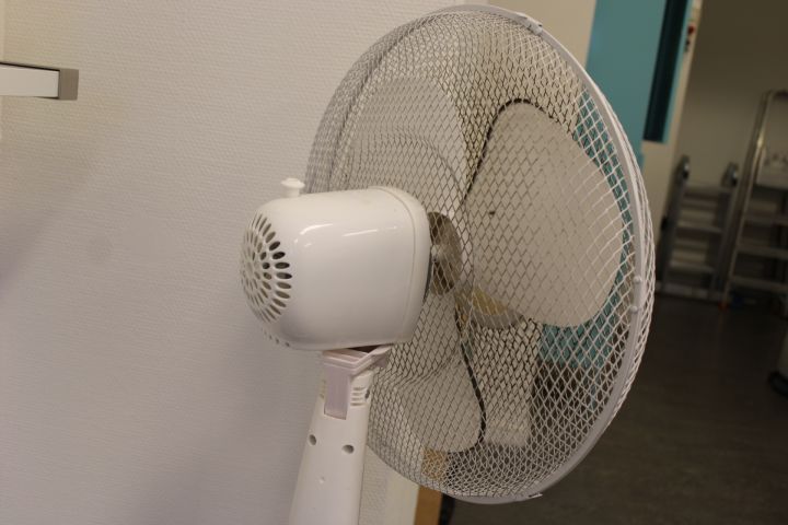 794698-18 Kontorstillbehör - Whiteboard, tidningsställ, brevkorgar, golvfläkt m.m.