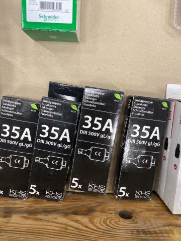 854177-6 Assortment with various electrical items