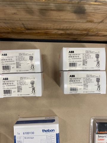 854177-13 Assortment with various electrical items