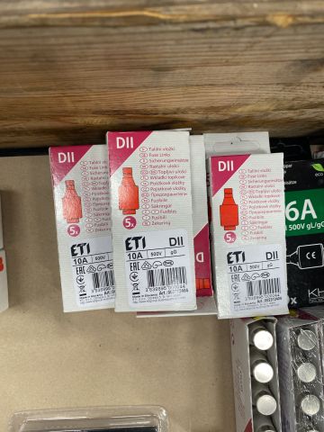 854177-15 Assortment with various electrical items