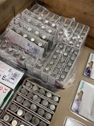 854177-17 Assortment with various electrical items