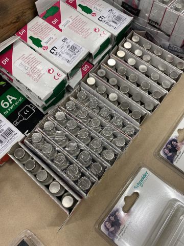 854177-18 Assortment with various electrical items