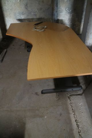 836370-8 2 Electric desk kinnarps height and lower