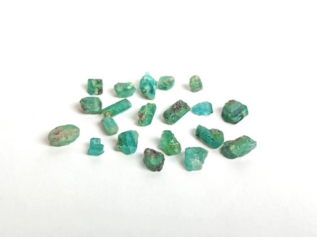 855222-1 20 pcs Rust stones of Emerald about 55 ctv