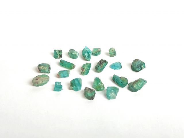 855222-2 20 pcs Rust stones of Emerald about 55 ctv