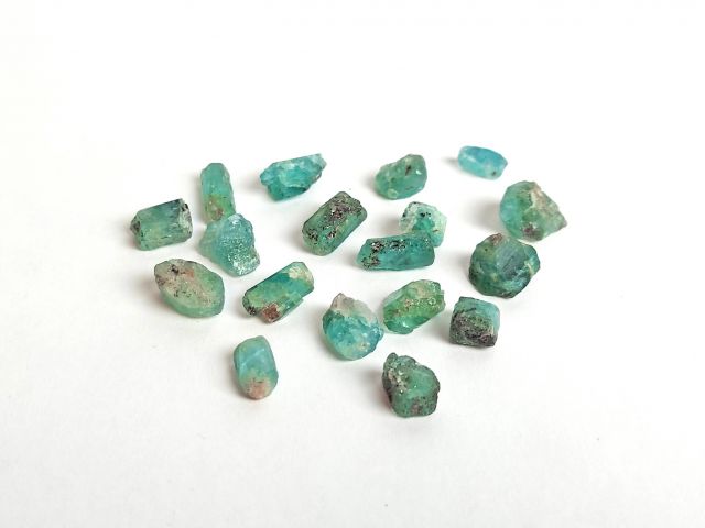 855222-3 20 pcs Rust stones of Emerald about 55 ctv