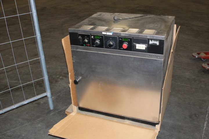 830166-2 Laboratory Precision oven Memmert up to 200 degrees Celsius