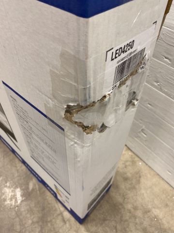 855780-3 Luxor 42-inch Smart LED TV