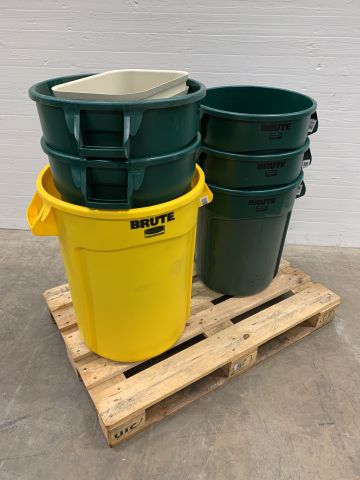 856333-2 Assortment of barrels, Rubbermaid Brute