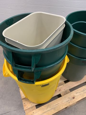 856333-4 Assortment of barrels, Rubbermaid Brute