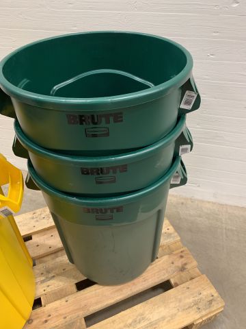 856333-5 Assortment of barrels, Rubbermaid Brute