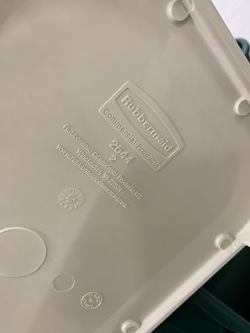 856333-6 Assortment of barrels, Rubbermaid Brute