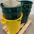 856333-8 Assortment of barrels, Rubbermaid Brute
