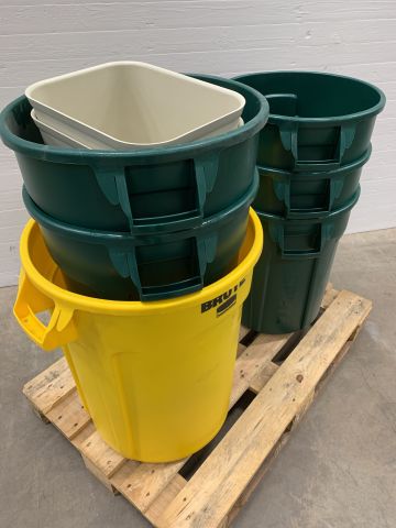 856333-8 Assortment of barrels, Rubbermaid Brute