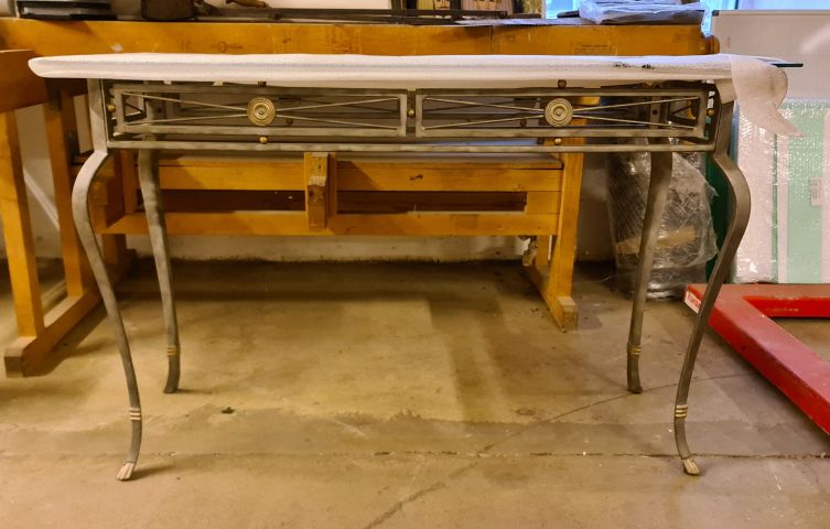 837344-1 Forging table with glass top