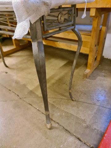837344-4 Forging table with glass top