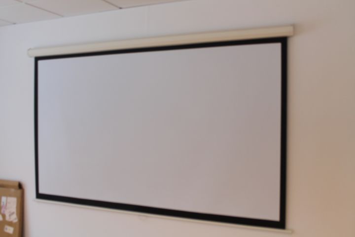 856918-6 Projector with screen
