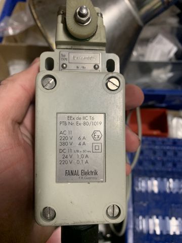 827693-9 Everything on the pallet