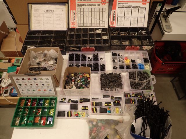 Assortment boxes with contents - PS Auction - We value the future ...