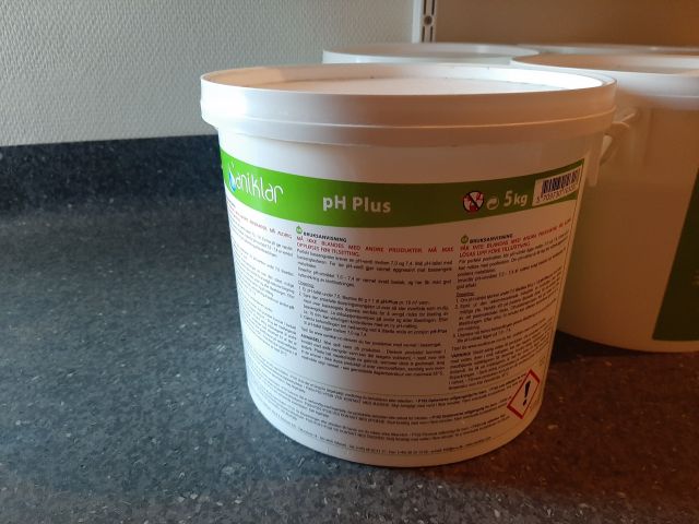 804400-24 Pool accessories, Salts, Detergents etc.