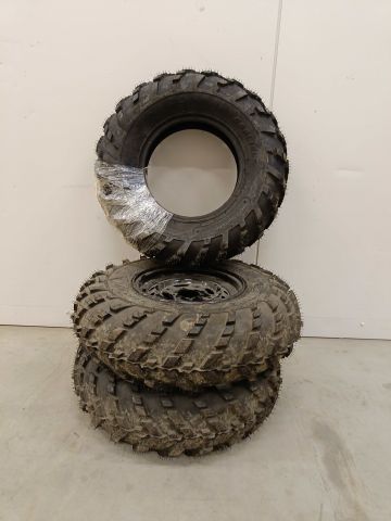 754197-1 3 ATV tires, of which 2 on rim, Carlisle Badlands A / R 26x8,00R12 NHS