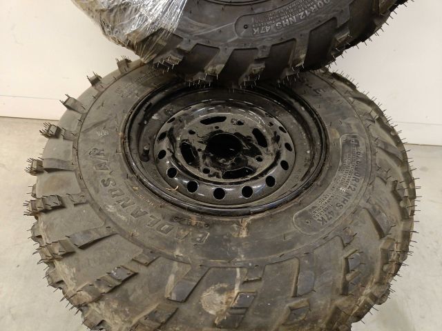 754197-3 3 ATV tires, of which 2 on rim, Carlisle Badlands A / R 26x8,00R12 NHS