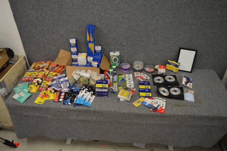 779438-1 Office supplies rubber bands, glue, scissors, CDs and more