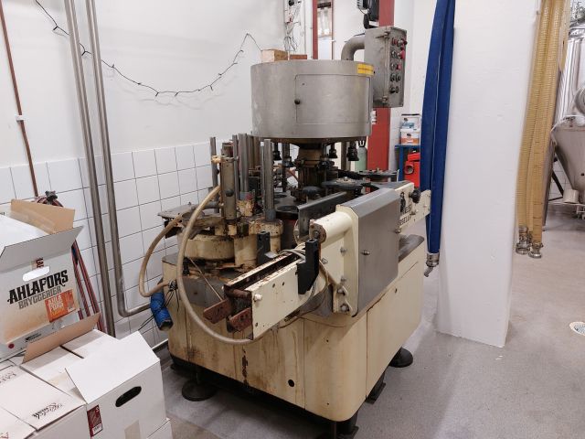 852774-2 Label machine Krones Universella. (wet glue machine).