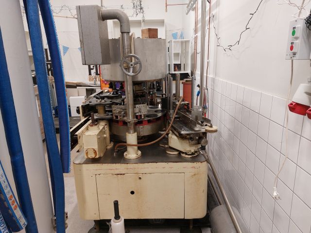 852774-4 Label machine Krones Universella. (wet glue machine).