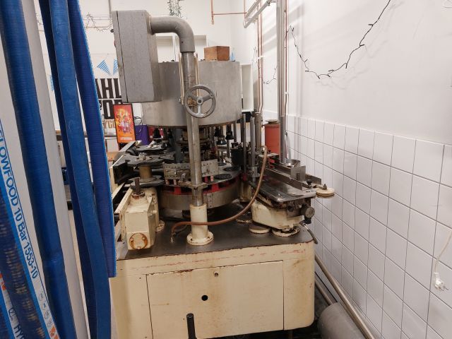 852774-7 Label machine Krones Universella. (wet glue machine).