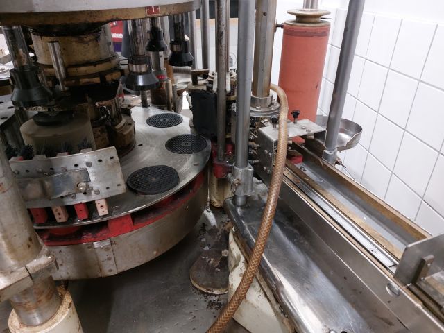 852774-8 Label machine Krones Universella. (wet glue machine).