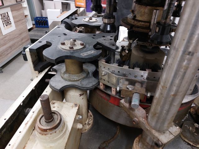 852774-10 Label machine Krones Universella. (wet glue machine).