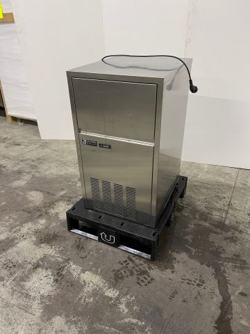 857761-1 Ice machine Masterfrost C600. Ice cube machine approx. 45 kg / day