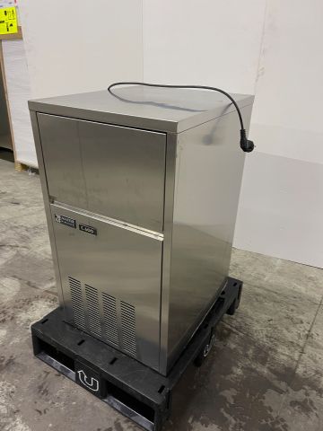 857761-3 Ice machine Masterfrost C600. Ice cube machine approx. 45 kg / day
