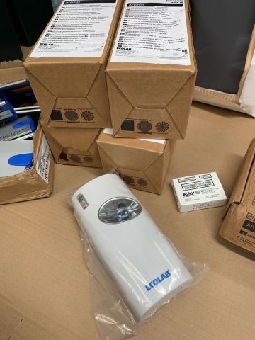 809847-9 Cleaning equipment: Aluminum stand for mop, air freshener, detergent