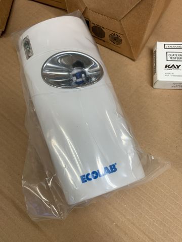 809847-8 Cleaning equipment: Aluminum stand for mop, air freshener, detergent