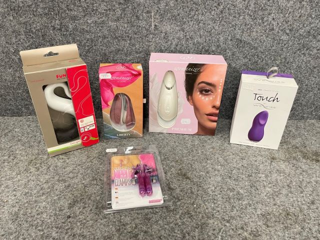 763919-1 Air pressure vibrator with accessories Womanizer Premium