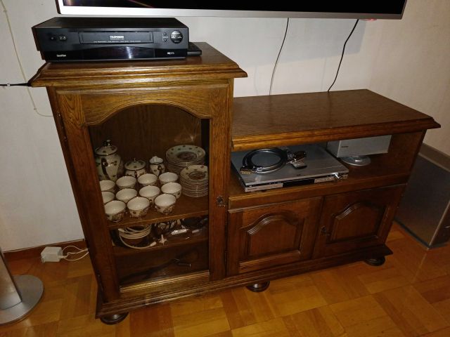754208-16 Furniture and movables from 2 room apartment