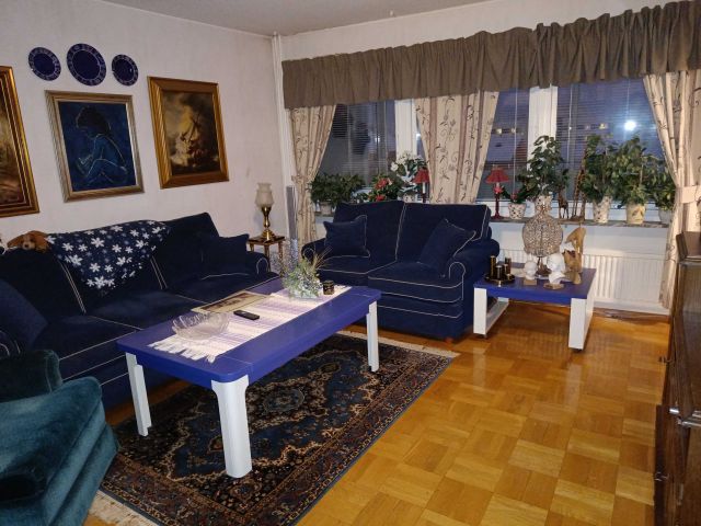 754208-63 Furniture and movables from 2 room apartment