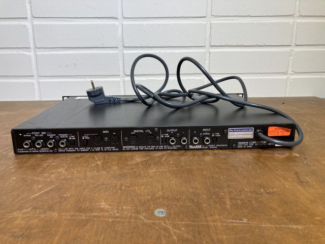 860453-3 Yamaha SPX-1000 Professional Multi-Effect Processor