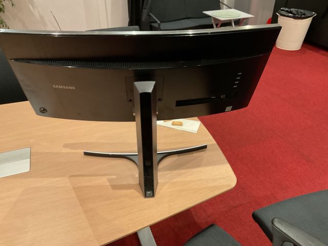 836503-4 Samsung böjd  större datorskärm