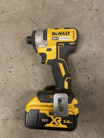 849058-7 Power hand tool 9 pieces of DeWALT with transport cart