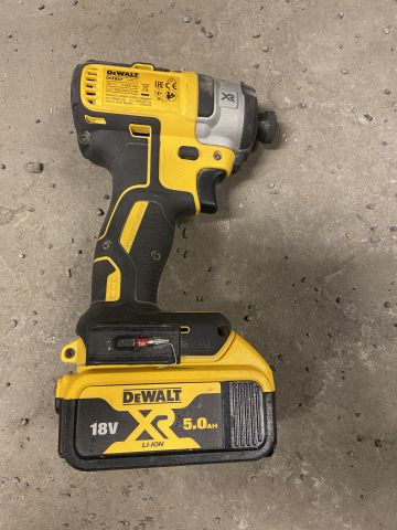 849058-8 Power hand tool 9 pieces of DeWALT with transport cart