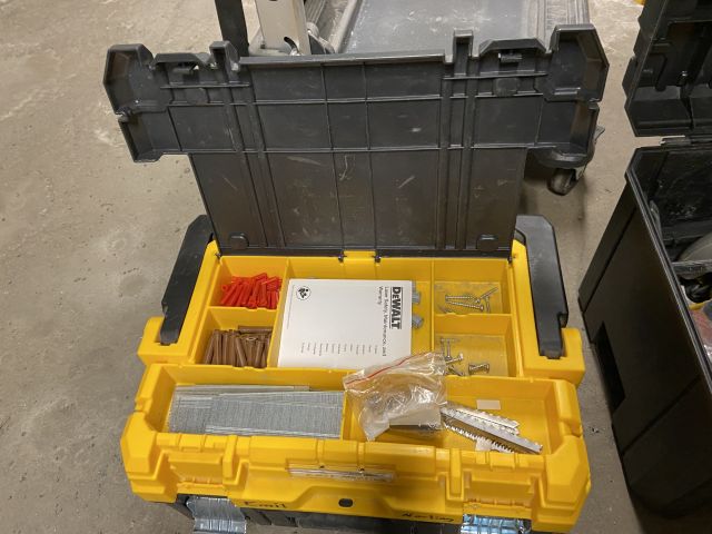 849058-17 Power hand tool 9 pieces of DeWALT with transport cart