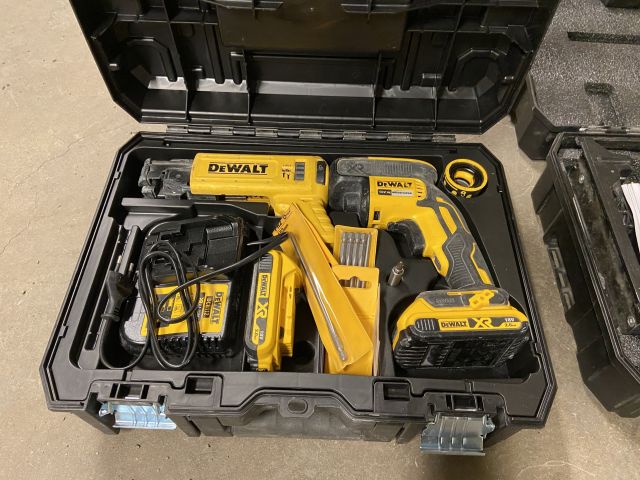 849058-28 Power hand tool 9 pieces of DeWALT with transport cart