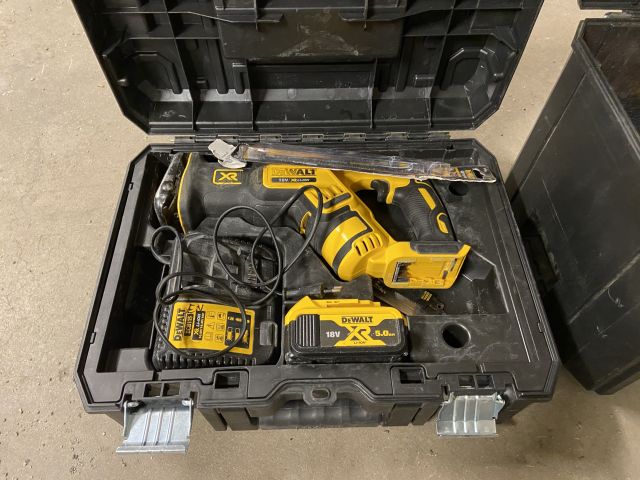 849058-44 Power hand tool 9 pieces of DeWALT with transport cart
