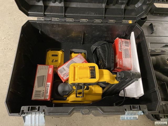 849058-50 Power hand tool 9 pieces of DeWALT with transport cart