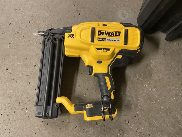 849058-51 Power hand tool 9 pieces of DeWALT with transport cart